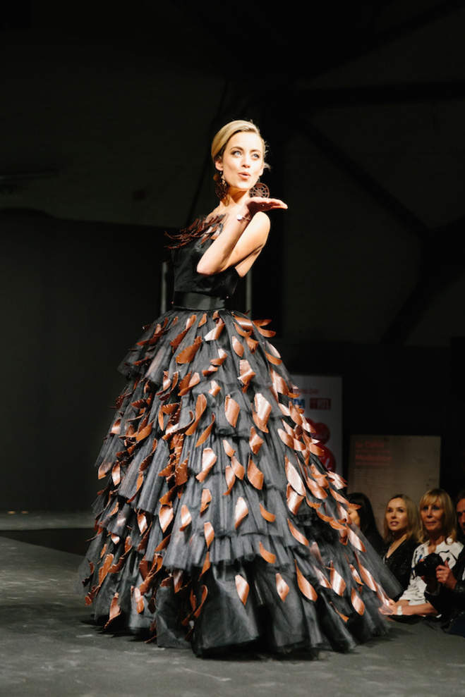 Emilie Dupuis dans la robe en chocolat©Kevin Faingnaert Emilie Dupuis dans la robe en chocolat©Kevin Faingnaert