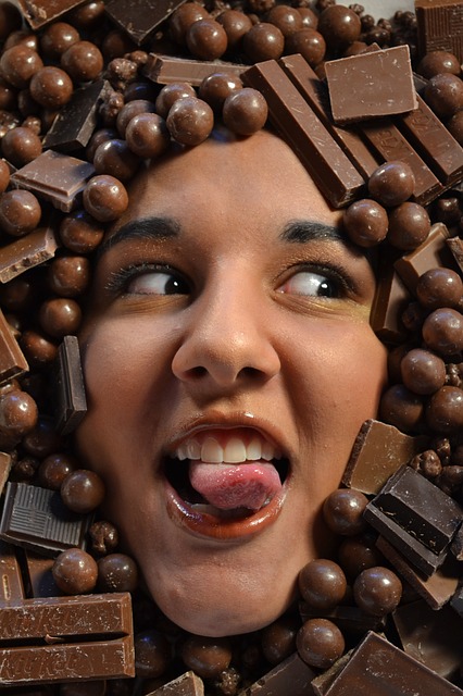 Femme entourée de chocolat©