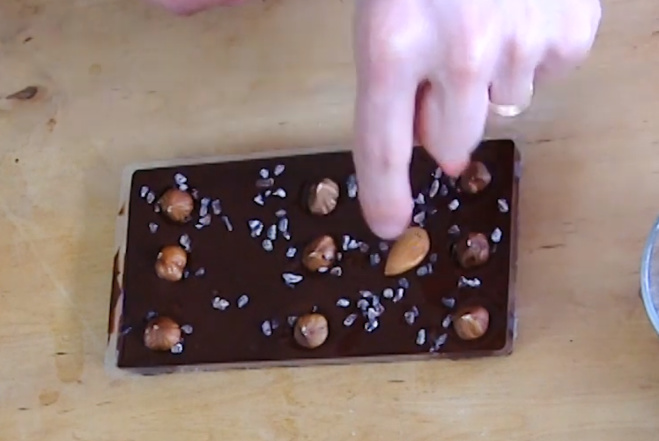 La technique pour faire une tablette de chocolat ©ChocoClic.com