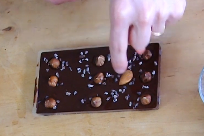 La technique pour faire une tablette de chocolat ©ChocoClic.com La technique pour faire une tablette de chocolat ©ChocoClic.com