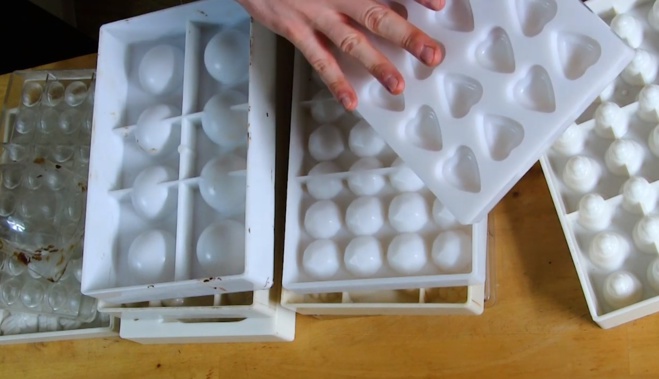 Les moules du chocolatier : en polycarbonate©ChocoClic.com Les moules du chocolatier : en polycarbonate©ChocoClic.com