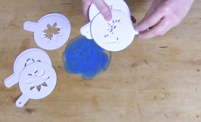 Le pochoir : un ustensile indispensable de décoration de pâtisserie©ChocoClic.com Le pochoir : un ustensile indispensable de décoration de pâtisserie©ChocoClic.com