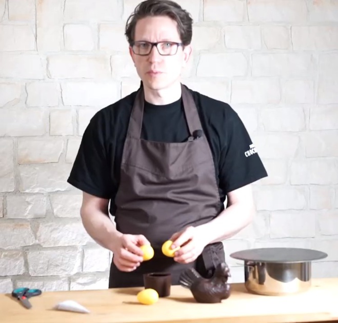 La réalisation d'une pièce en chocolat avec des œufs en chocolat jaune@ChocoClic.com La réalisation d'une pièce en chocolat avec des œufs en chocolat jaune@ChocoClic.com