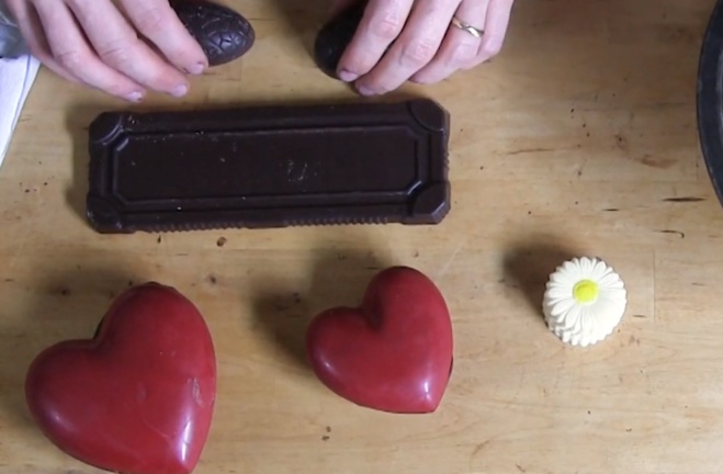 La Décoration de double cœur rouge©ChocoClic.com La Décoration de double cœur rouge©ChocoClic.com