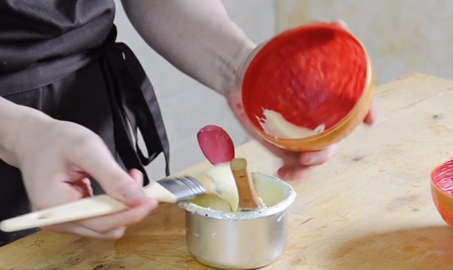 La fabrication d'une demi-sphère rouge et chocolat©ChocoClic.com La fabrication d'une demi-sphère rouge et chocolat©ChocoClic.com