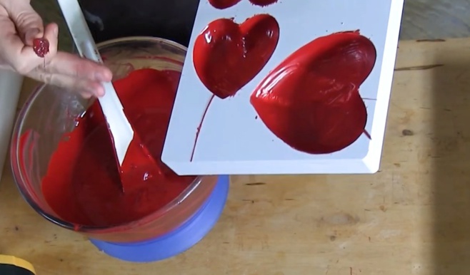 Le moulage d'un cœur rouge VIF en chocolat©ChocoClic.com