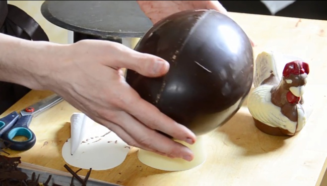 Le montage Complet d'une poule sur un méga œuf©ChocoClic.com Le montage Complet d'une poule sur un méga œuf©ChocoClic.com