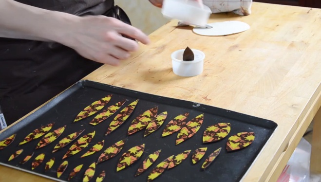 La Technique de l'emporte pièce avec fleur chocolat©ChocoClic.com La Technique de l'emporte pièce avec fleur chocolat©ChocoClic.com