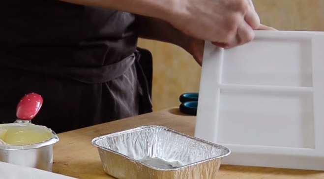 Le nettoyage infaillible pour un moule chocolat propre©ChocoClic.com Le nettoyage infaillible pour un moule chocolat propre©ChocoClic.com