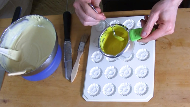 Les secrets de réalisation des fleurs Marguerites en chocolat blanc et jaune©ChocoClic.com Les secrets de réalisation des fleurs Marguerites en chocolat blanc et jaune©ChocoClic.com