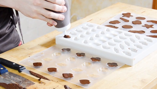 La Technique du biberon pour vos fritures en chocolat©ChocoClic.com La Technique du biberon pour vos fritures en chocolat©ChocoClic.com