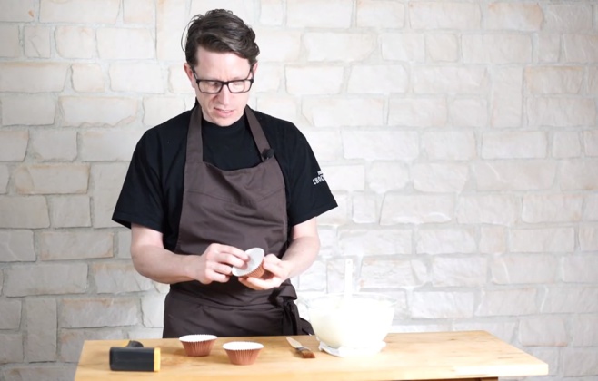 Utiliser cette technique pour imiter le support des cupcakes©ChocoClic.com Utiliser cette technique pour imiter le support des cupcakes©ChocoClic.com