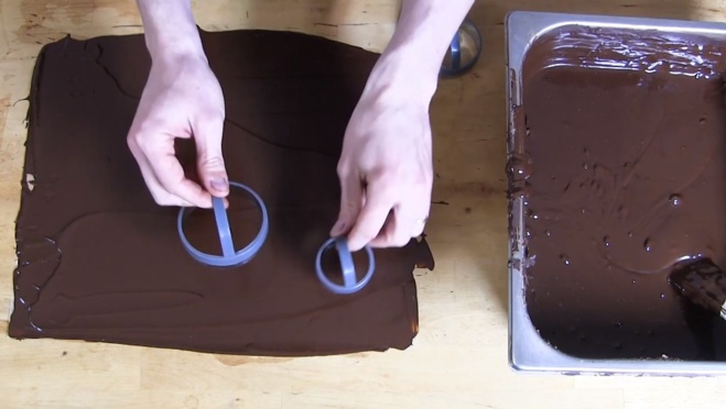 La technique de découpe sur les plaques chocolat©ChocoClic.com