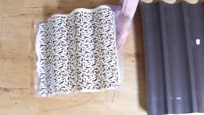 Réaliser des dents de loups (jargon chocolatier)©ChocoClic.com Réaliser des dents de loups (jargon chocolatier)©ChocoClic.com