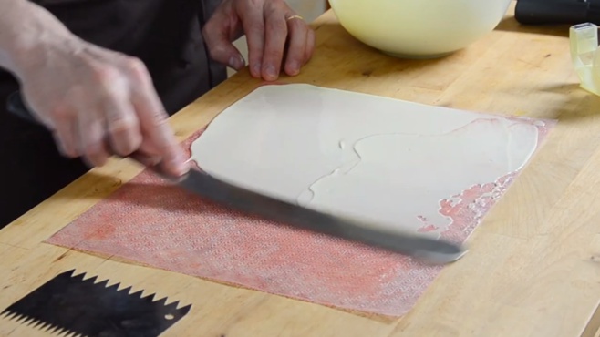 Technique rapide pour faire des boucles en chocolat blanc©ChocoClic.com Technique rapide pour faire des boucles en chocolat blanc©ChocoClic.com