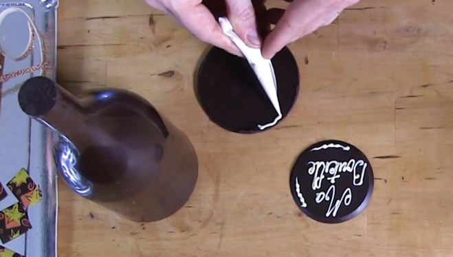 Le montage d'une bouteille entièrement en chocolat©ChocoClic.com Le montage d'une bouteille entièrement en chocolat©ChocoClic.com