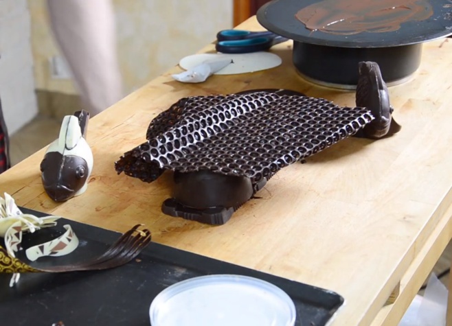 Le montage de poissons en chocolat pour un décor de fou©ChocoClic.com Le montage de poissons en chocolat pour un décor de fou©ChocoClic.com