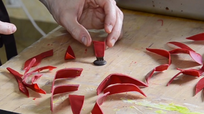 La technique de la fleur rouge en chocolat©ChocoClic.Com La technique de la fleur rouge en chocolat©ChocoClic.Com