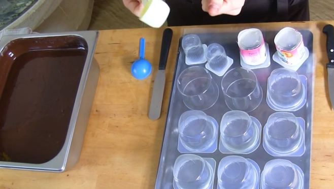 La technique du verre en chocolat noir Méthode Baby©ChocoClic.Com La technique du verre en chocolat noir Méthode Baby©ChocoClic.Com