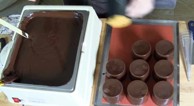 La méthode de la louche pour vos moulages chocolat©ChocoClic.com La méthode de la louche pour vos moulages chocolat©ChocoClic.com