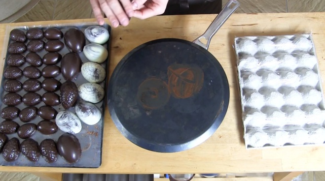 La technique au top pour le collage de vos chocolats©ChocoClic.com La technique au top pour le collage de vos chocolats©ChocoClic.com