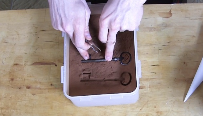 Réaliser l'effet vieilli chocolat avec une clé ancienne©ChocoClic.com