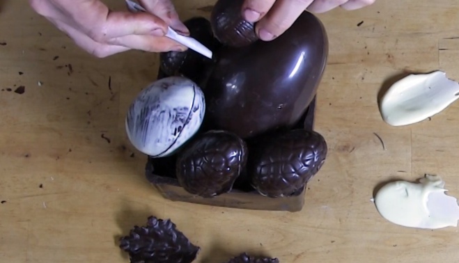 Création du montage d'une boîte en chocolat©ChocoClic.com Création du montage d'une boîte en chocolat©ChocoClic.com