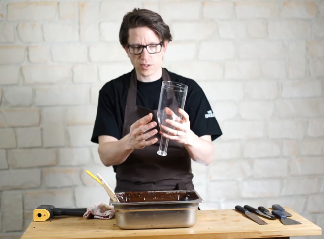 Comment fabriquer des bouteilles en chocolat©ChocoClic.com Comment fabriquer des bouteilles en chocolat©ChocoClic.com