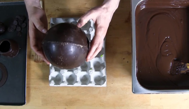 Le montage d'un œuf cassé SANS CASQUE©ChocoClic.Com Le montage d'un œuf cassé SANS CASQUE©ChocoClic.Com