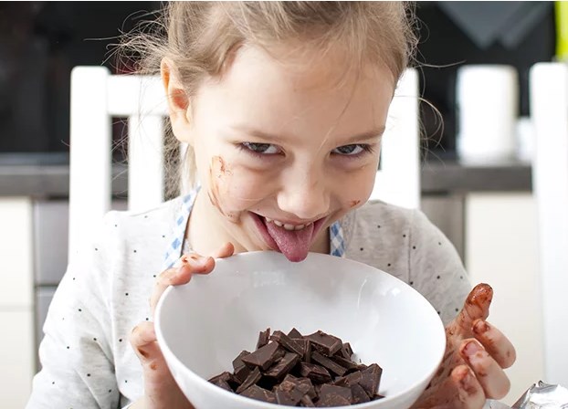 Enfant dégustant un chocolat