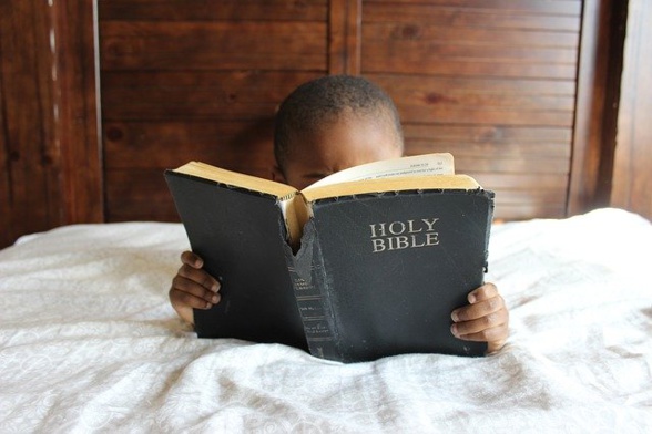 enfant lisant bible