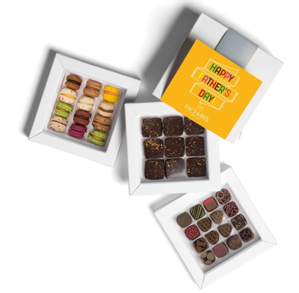 Mon père est mon héros Boîte de 25 chocolats fourrés 12 mini macarons français Mon père est mon héros Boîte de 25 chocolats fourrés 12 mini macarons français