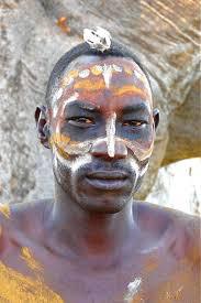 Homme Nubien avec Body Painting