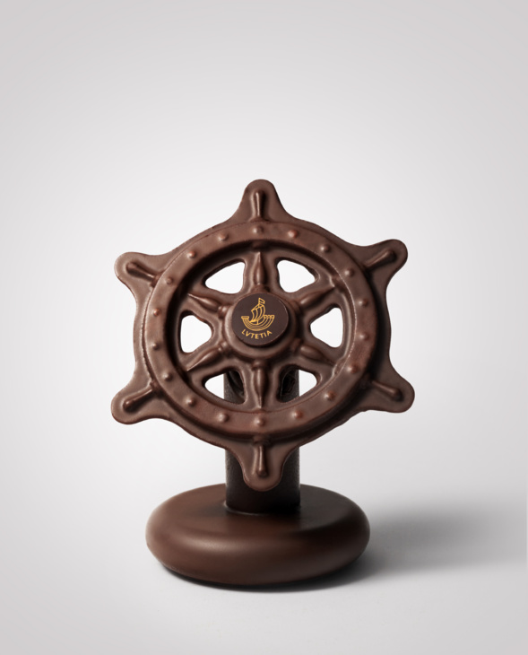 Barre de bateau en chocolat par le chef Nicolas Guercio ©Lutetia Barre de bateau en chocolat par le chef Nicolas Guercio ©Lutetia