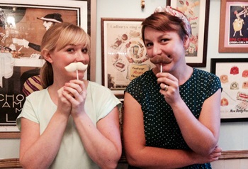 Kate (gauche) et Anne (droite) avec leur moustaches faites maison©