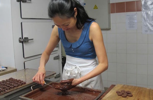 Eri Ikezi dans un atelier chocolat chez Bernachon©