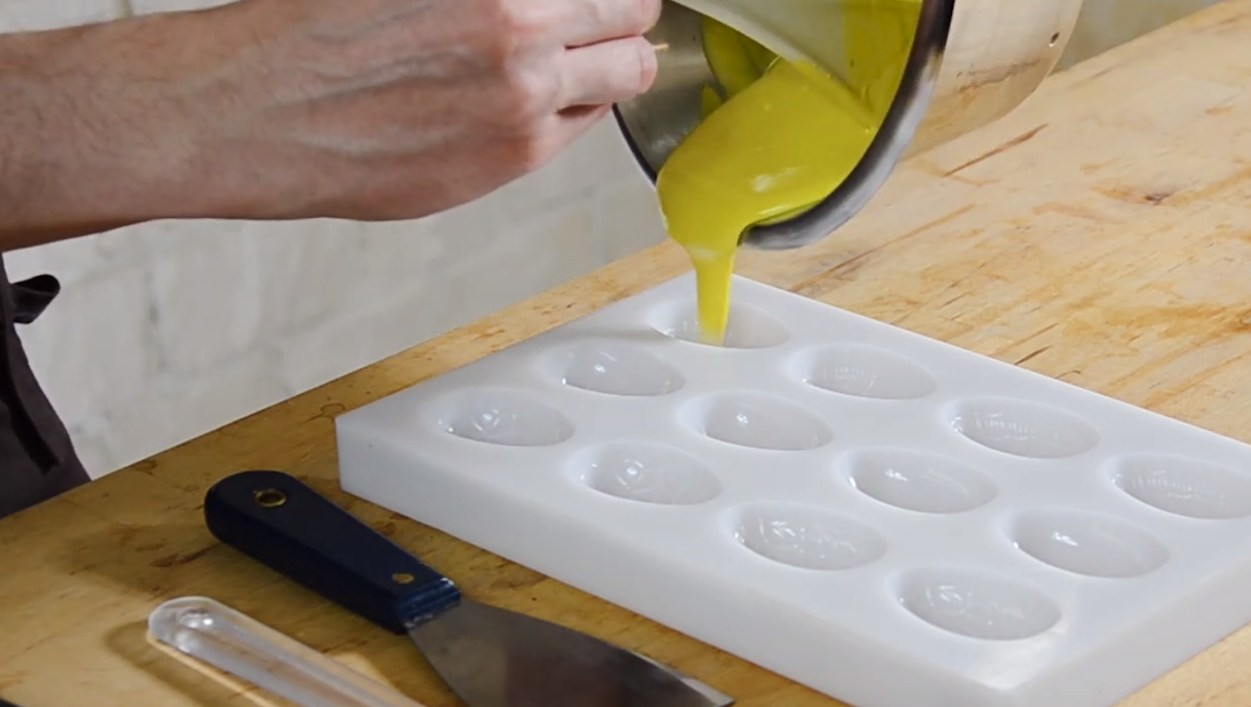Comment faire un œuf en chocolat avec un moule en polycarbonate©ChocoClic.com