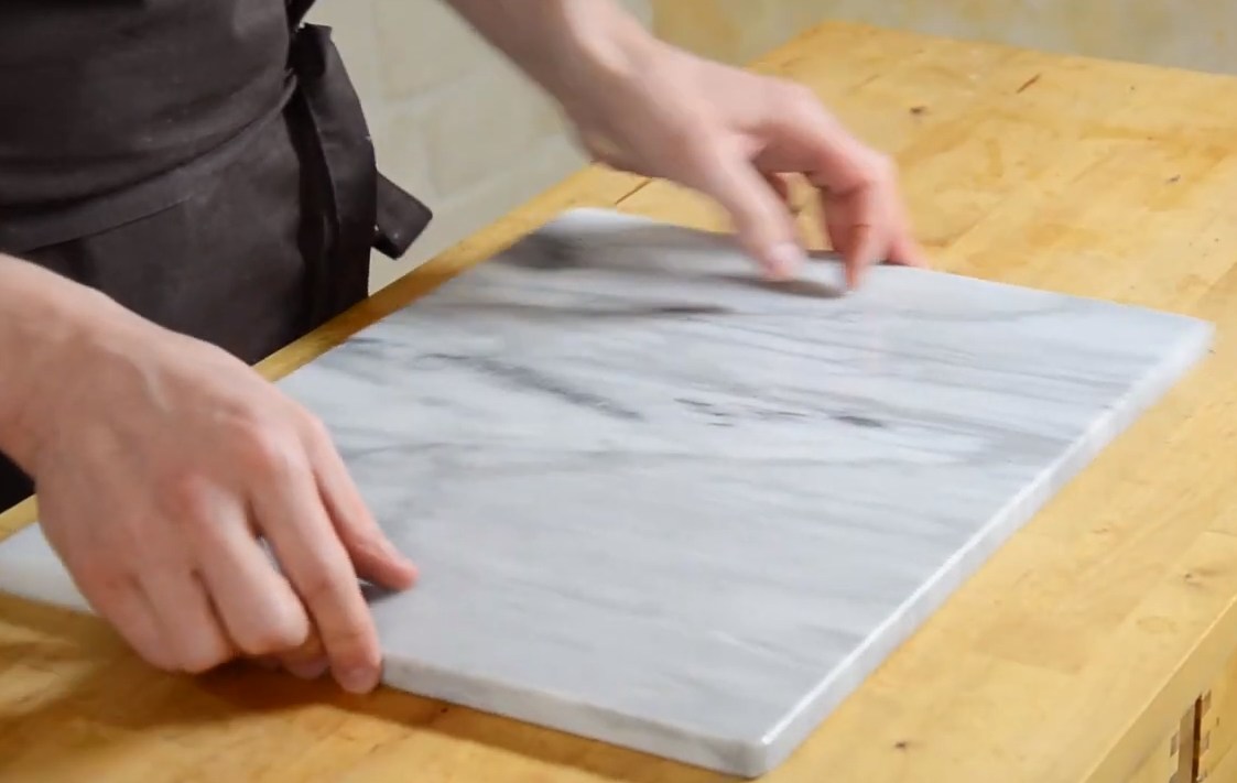 Ustensile : la plaque de marbre pour pâtisserie