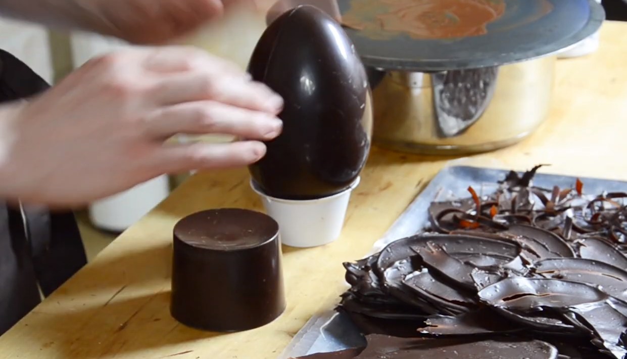 Comment monter un œuf en chocolat avec des décors flammes©ChocoClic.com