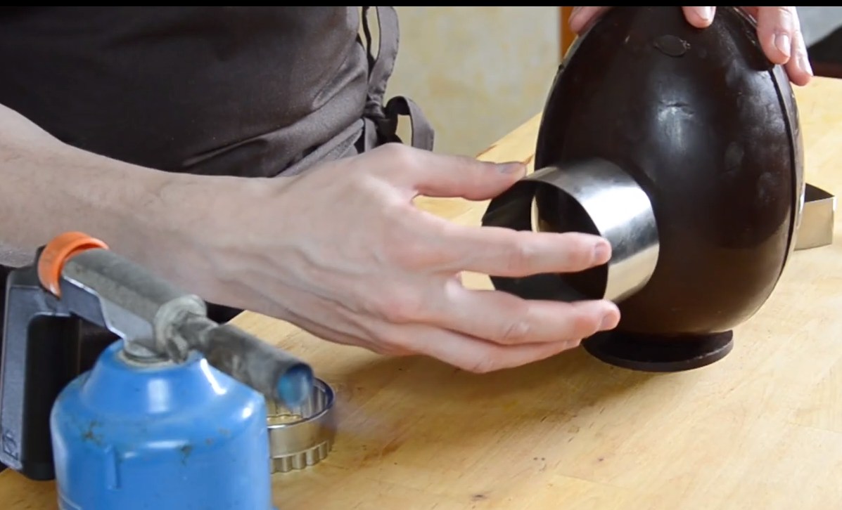 Comment décorer un œuf en chocolat avec des cœurs©ChocoClic.com