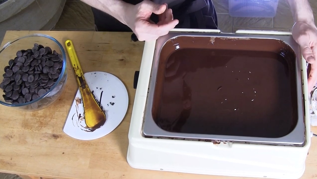 La méthode du tempérage du chocolat noir avec une tempéreuse à air©ChocoClic.com