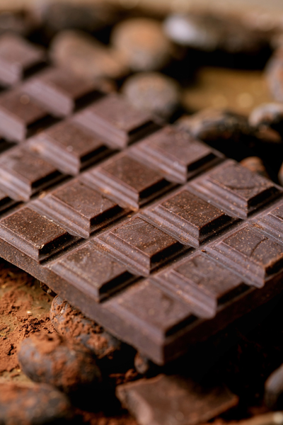 Le chocolat noir à haute teneur en cacao contient des nutriments