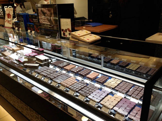 © Vitrine des Chocolats de la boutique à Tokyo