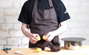 La réalisation d'une pièce en chocolat avec des œufs en chocolat jaune