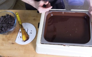 La méthode du tempérage du chocolat noir avec une tempéreuse à air