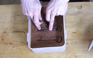 Réaliser l'effet vieilli chocolat avec une clé ancienne