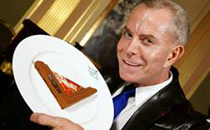 Jean-Claude JITROIS lance SARAH au Café de la Paix.