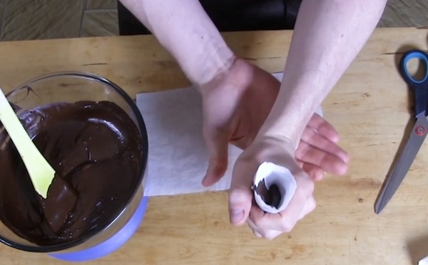 Décoration en chocolat: la méthode du cornet à pâtisserie