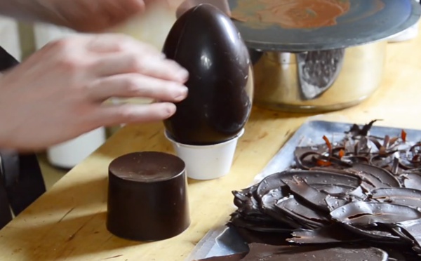Comment monter un œuf en chocolat avec des décors flammes ?