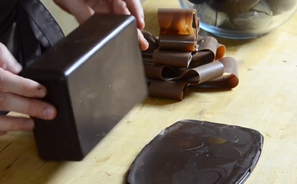 La fabrication d'un coffret magique en chocolat